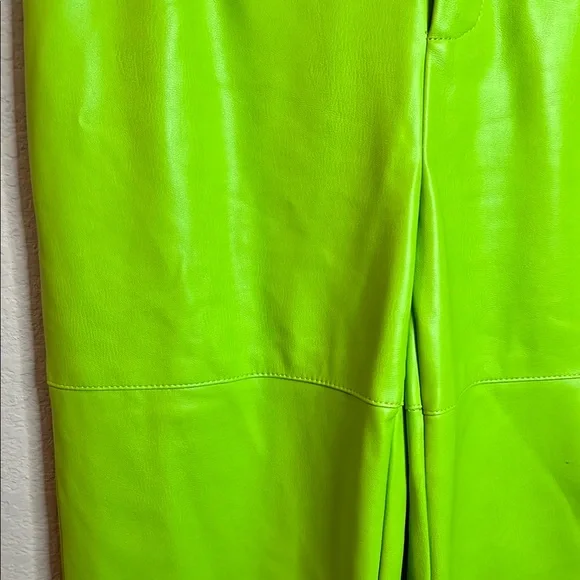 Meshki 2-Pc Sz Small Green Crop Top worn Em­ma Her­nan as in Sell­ing Sun­set - Picture 10 of 16